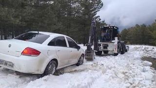 Elazığ’da karda mahsur kalan otomobil kurtarıldı