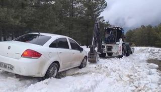 Elazığ&rsquo;da karda mahsur kalan otomobil kurtarıldı