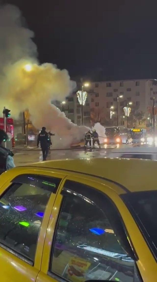 Sivas&rsquo;ta seyir halindeki taksi alevlere teslim oldu 3