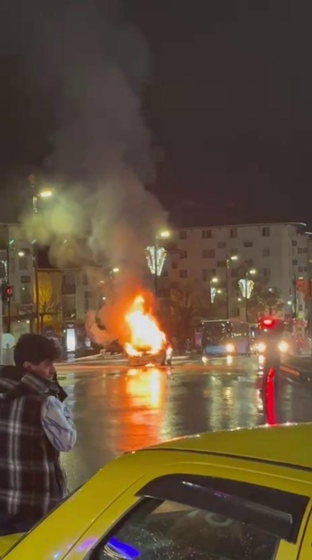 Sivas&rsquo;ta seyir halindeki taksi alevlere teslim oldu 2