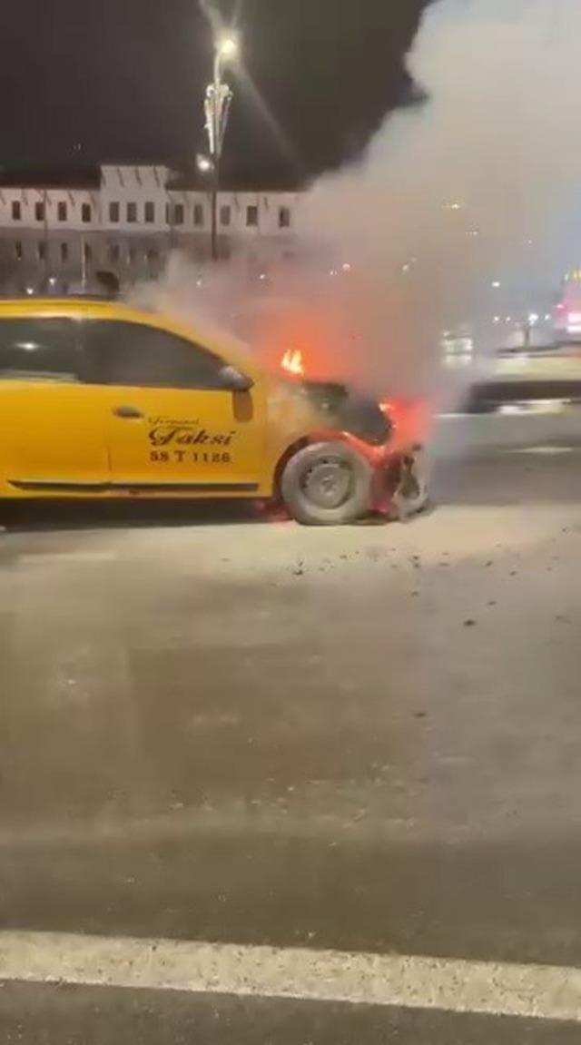 Sivas&rsquo;ta seyir halindeki taksi alevlere teslim oldu 1