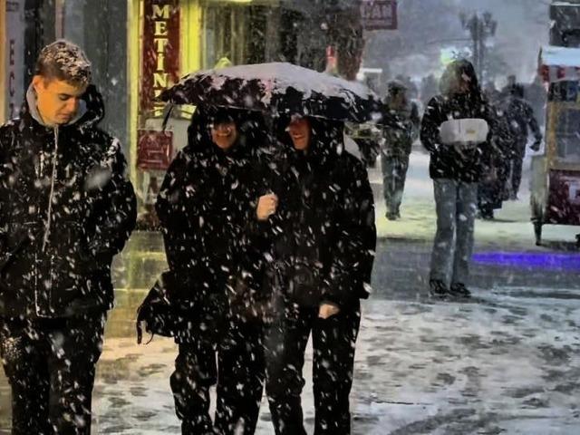 Erzincan merkezde karla karışık yağmur, y&uuml;ksek kesimlerde kar bekleniyor