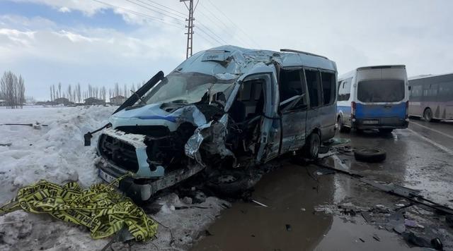 Y&uuml;ksekova&rsquo;da 18 kişinin yaralandığı kazanın g&ouml;r&uuml;nt&uuml;leri ortaya &ccedil;ıktı 1