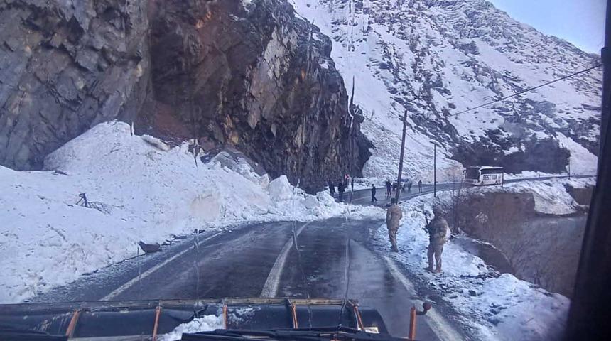 Şırnak yoluna &ccedil;ığ d&uuml;şt&uuml;, karla kaplı yollar a&ccedil;ıldı
