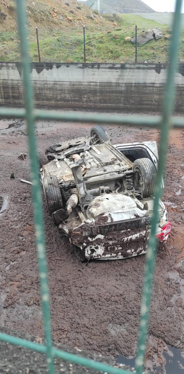 Yoldan &ccedil;ıkan otomobil fabrikanın bah&ccedil;esine u&ccedil;tu: 4 yaralı 2