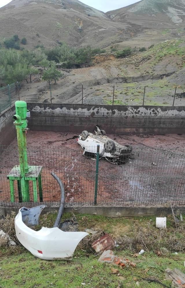 Yoldan &ccedil;ıkan otomobil fabrikanın bah&ccedil;esine u&ccedil;tu: 4 yaralı 1