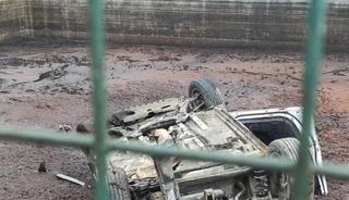 Yoldan &ccedil;ıkan otomobil fabrikanın bah&ccedil;esine u&ccedil;tu