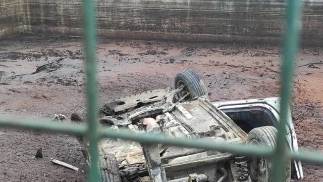 Yoldan çıkan otomobil fabrikanın bahçesine uçtu: 4 yaralı