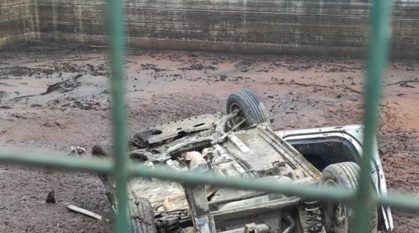 Yoldan &ccedil;ıkan otomobil fabrikanın bah&ccedil;esine u&ccedil;tu: 4 yaralı