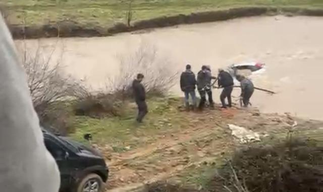 S&uuml;r&uuml;c&uuml; kıyıya &ccedil;ıktı, otomobil suda kaldı: Vatandaşlar halatla m&uuml;dahale etti 3