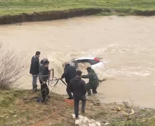 S&uuml;r&uuml;c&uuml; kıyıya &ccedil;ıktı, otomobil suda kaldı: Vatandaşlar halatla m&uuml;dahale etti 2