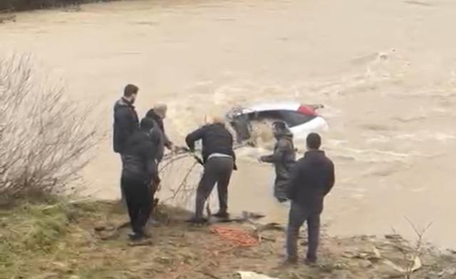 S&uuml;r&uuml;c&uuml; kıyıya &ccedil;ıktı, otomobil suda kaldı: Vatandaşlar halatla m&uuml;dahale etti 1