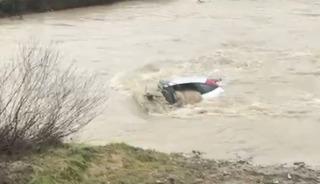 S&uuml;r&uuml;c&uuml; kıyıya &ccedil;ıktı, otomobil suda kaldı: Vatandaşlar halatla m&uuml;dahale etti