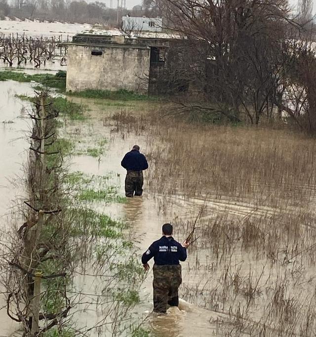 Taşkın sebebiyle mahsur kalan aile kurtarıldı 1