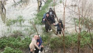 Taşkın sebebiyle mahsur kalan aile kurtarıldı