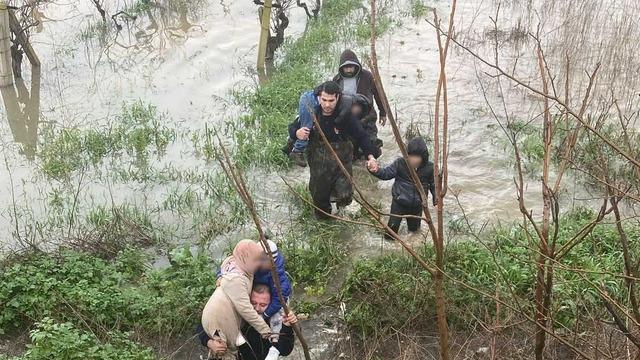 Taşkın sebebiyle mahsur kalan aile kurtarıldı