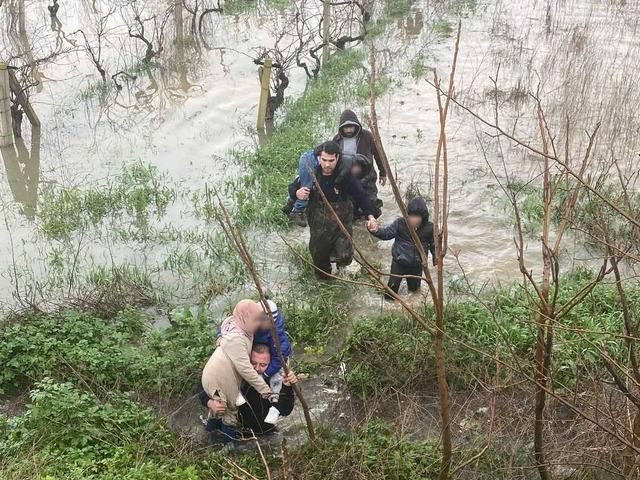 Taşkın sebebiyle mahsur kalan aile kurtarıldı