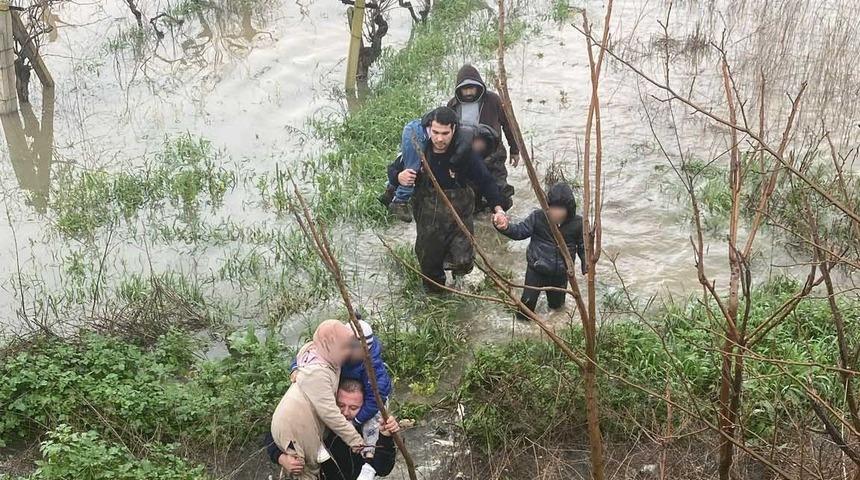 Taşkın sebebiyle mahsur kalan aile kurtarıldı
