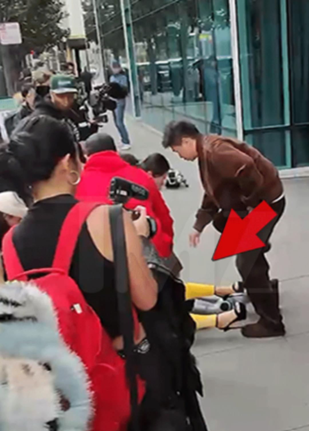 Robotla yaptığı garip dans iyi bitmedi! Cardi B rezil oldu 2