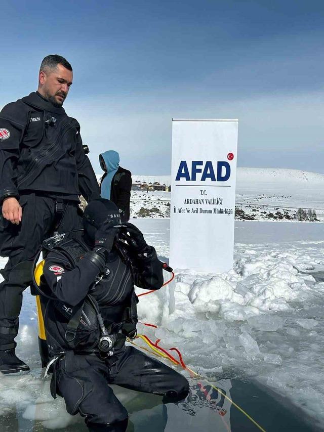 &Ccedil;ıldır G&ouml;l&uuml;&rsquo;nde 6 Şubat depremi anısına dalış yaptılar 2