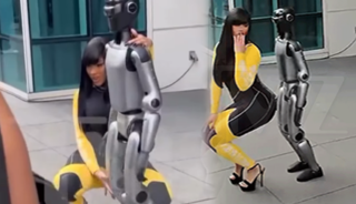 Robotla yaptığı garip dans iyi bitmedi! Rezil oldu