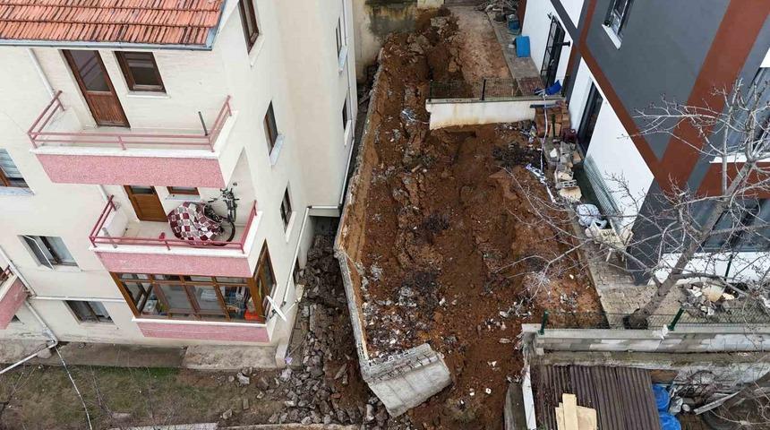 Ankara&rsquo;da istinat duvarı yıkıldı: 5 apartman boşaltıldı