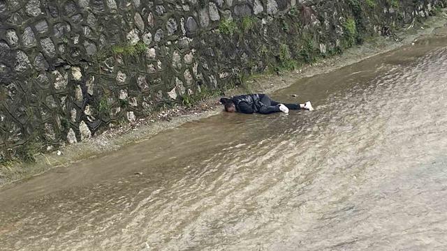 Bursa’da dereye düşen adam kalp masajıyla hayata döndürüldü