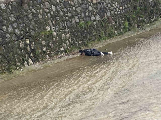 Dereye d&uuml;şen adam kalp masajıyla hayata d&ouml;nd&uuml;r&uuml;ld&uuml;