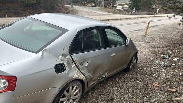 Hafta sonu tatili i&ccedil;in yoldalardı! Kastamonu da ailenin bulunduğu ara&ccedil; kaza yaptı 3