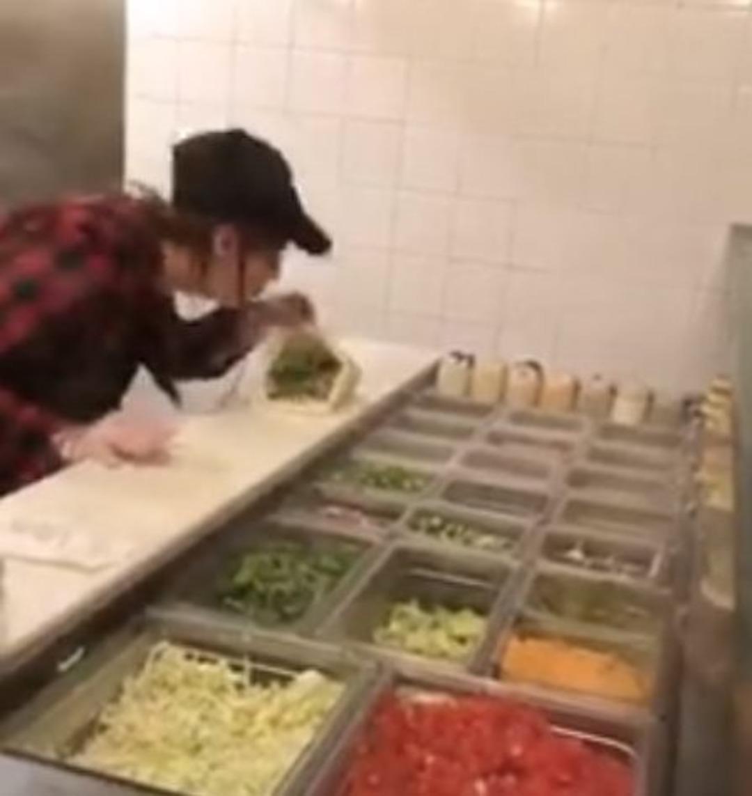 M&uuml;şterinin yemeğine t&uuml;k&uuml;rd&uuml;! İşte şoke eden anlar