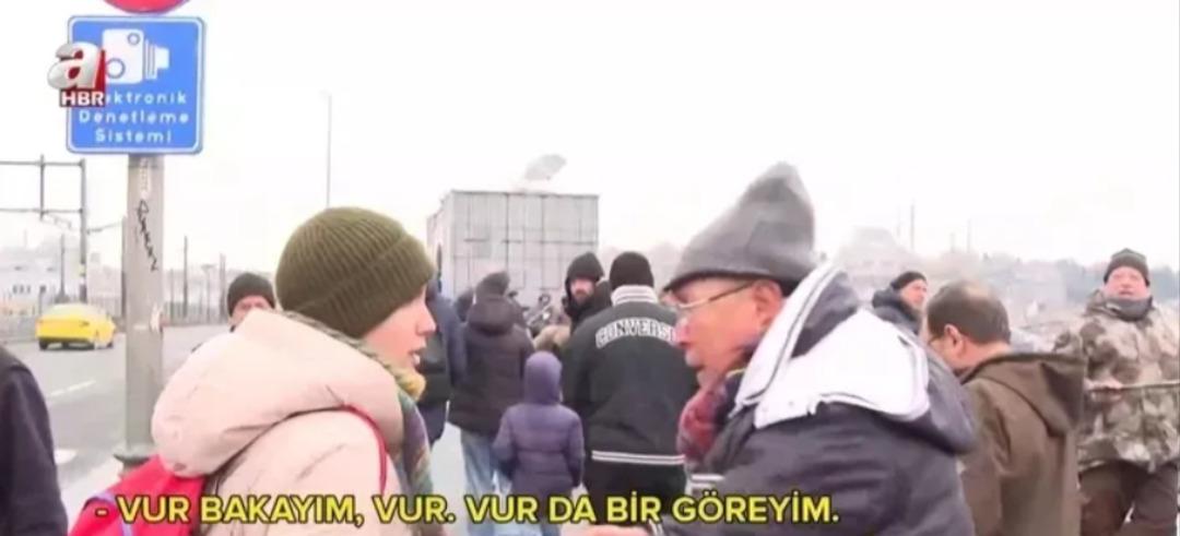 Galata da balık&ccedil;ıya aktivist hareket: Bir kova balığı hi&ccedil; etti! 1