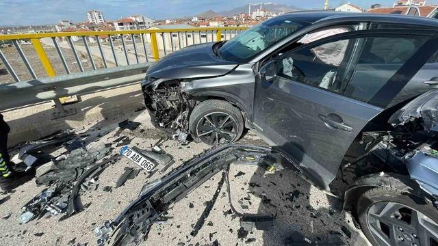 Cip ile otomobil kafa kafaya &ccedil;arpıştı: 6 yaralı 3