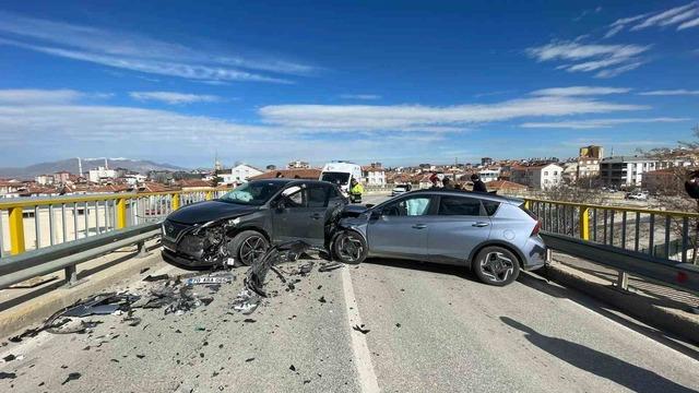 Cip ile otomobil kafa kafaya &ccedil;arpıştı: 6 yaralı 2