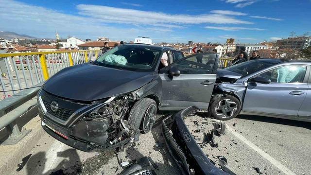 Cip ile otomobil kafa kafaya &ccedil;arpıştı: 6 yaralı 1