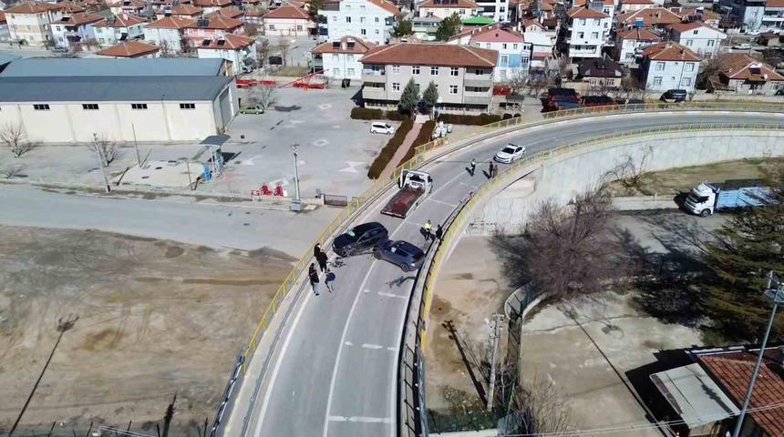 Cip ile otomobil kafa kafaya &ccedil;arpıştı: 6 yaralı