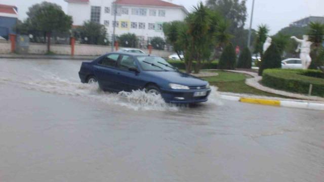 Burhaniye de sağanak yağmur yolları g&ouml;le &ccedil;evirdi 1
