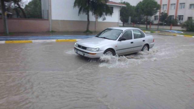 Burhaniye de sağanak yağmur yolları g&ouml;le &ccedil;evirdi 2