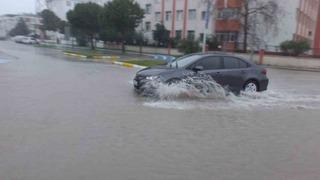 Burhaniye de sağanak yağmur yolları göle çevirdi