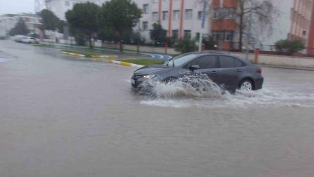 Burhaniye de sağanak yağmur yolları göle çevirdi