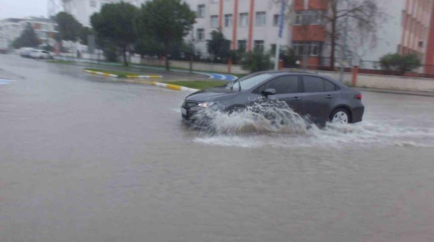Burhaniye de sağanak yağmur yolları g&ouml;le &ccedil;evirdi
