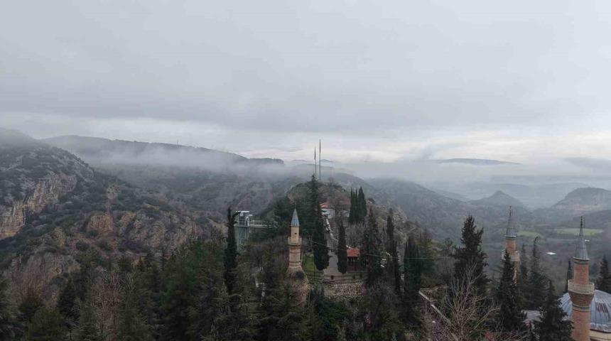 Belekoma Kalesi ve Şeyh Edebali T&uuml;rbesi&rsquo;nde sis etkili oldu