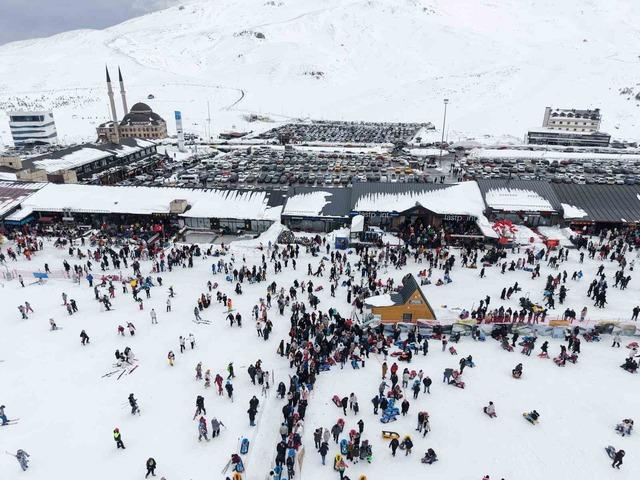 Erciyes&rsquo;te hafta sonu yoğunluğu 8