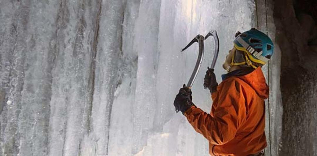 Sosyal medya fenomenleri donmuş şelaleye tırmandı 
