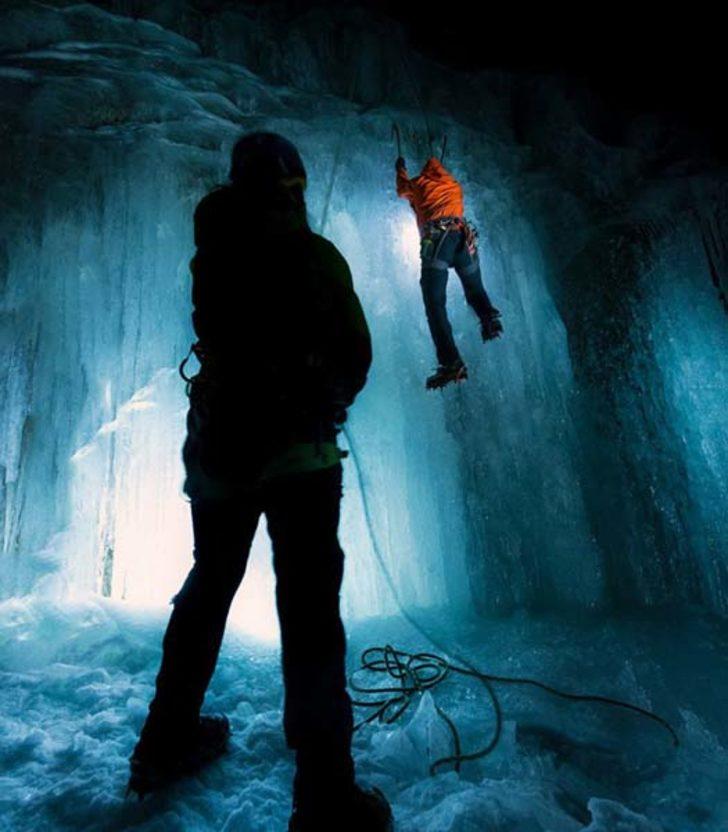 Sosyal medya fenomenleri donmuş şelaleye tırmandı  G2