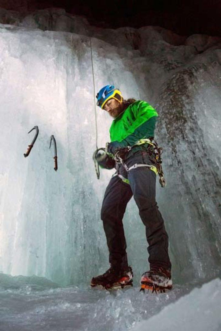 Sosyal medya fenomenleri donmuş şelaleye tırmandı  G3
