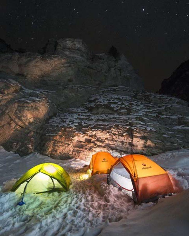 Sosyal medya fenomenleri donmuş şelaleye tırmandı  G4