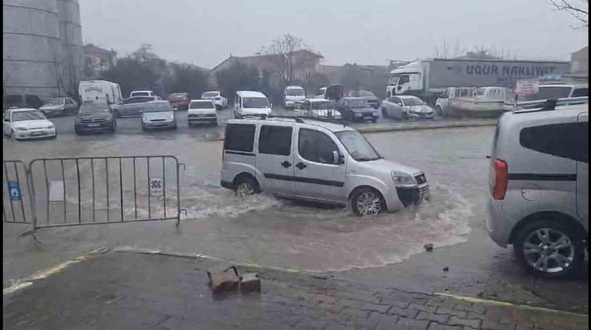 Sağanak yağış hayatı olumsuz etkiledi