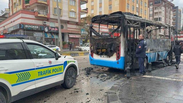 Seyir halindeyken alev alan halk otob&uuml;s&uuml; k&uuml;le d&ouml;nd&uuml; 2