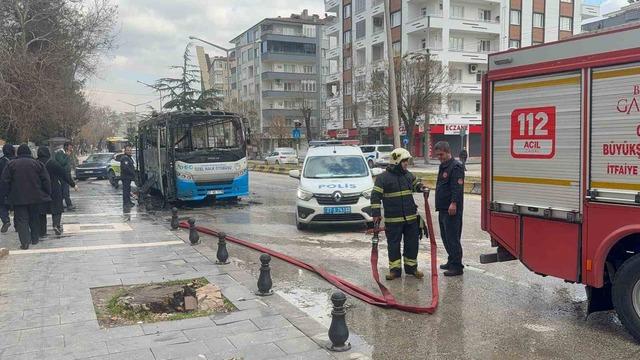 Seyir halindeyken alev alan halk otob&uuml;s&uuml; k&uuml;le d&ouml;nd&uuml; 1