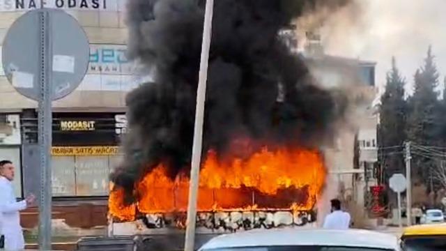 Seyir halindeyken alev alan halk otobüsü küle döndü